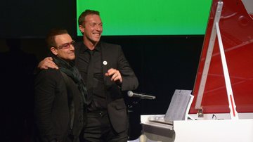 Bono, do U2, com Chris Martin, do Coldplay (Foto: (Foto: Mike Coppola/Getty Images for (RED))