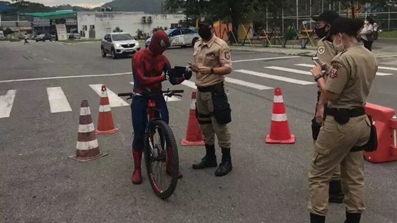 Homem fantasiado de Homem-Aranha parado por guardas municipais (Foto: Divulgação)
