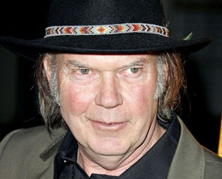 Neil Young: "O governo Bush prefere desperdiçar vidas de norte-americanos a perder a eleição por realizar uma convocação" - Stewart Cook