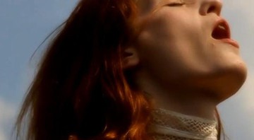 A cantora Florence Welsh durante cena do clipe de "The Water Gave Me" - Reprodução
