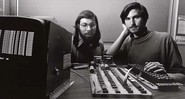 <b>TIME DOS SONHOS</b> Steve Wozniak, o engenheiro, e Steve Jobs, o visionário, com o Apple I em 1976 - Cortesia da Apple