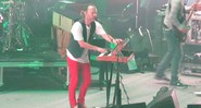 Thom Yorke se revezou entre guitarra, violão e teclados durante a apresentação - Alexandre Lopes