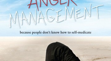 Charlie Sheen enterra a cabeça na areia em cartaz de <i>Anger Management</i>. - Reprodução