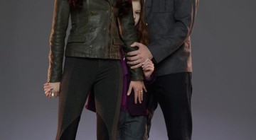 Bella, Edward e a pequena Renesmee em <i>A Saga Crepúsculo: Amanhecer - Parte 1</i> - Reprodução/Entertainment Weekly