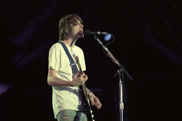 Kurt Cobain sofria com fortes dores de estômago e com o vício em heroína quando veio ao Brasil. Nesta imagem, ele aparece no palco do Hollywood Rock, em 16 de janeiro de 1993, no Morumbi, em São Paulo - Pisco Del Gaiso/Folhapress