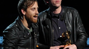O Black Keys aceitando o prêmio de Melhor Performance de Rock do ano no Grammy 2013, por "Lonely Boy" - AP
