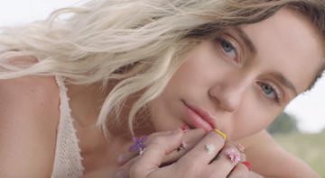 Miley Cyrus no clipe de "Malibu"(Foto: Reprodução)