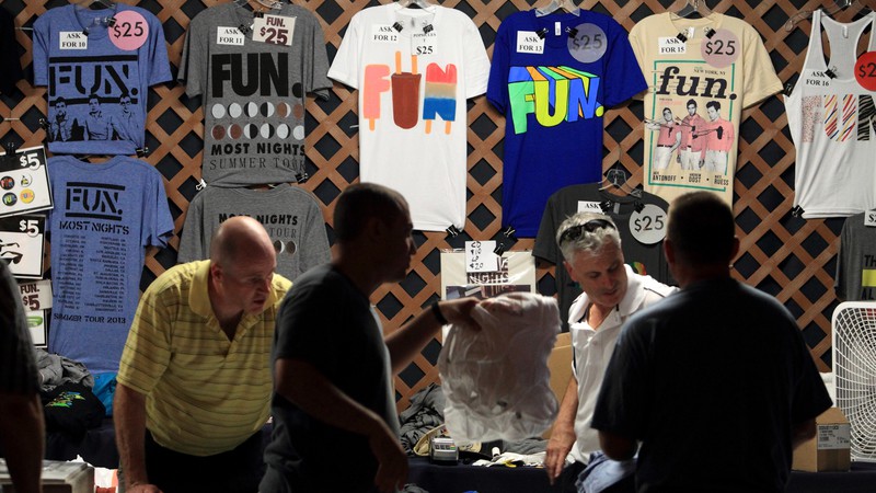 Imagem de uma lojinha para venda de merchandising em um show da banda Fun - Owen Sweeney/Invision/AP