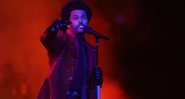 The Weeknd durante apresentação no intervalo do Superbowl. (Créditos: Pool/Getty Images)