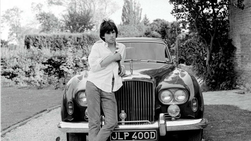 Keith Richards na própria casa, em 1966 (Foto: Gered Mankowitz / Morrison Hotel Gallery / Divulgação)