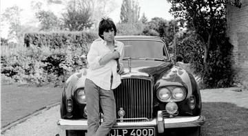 Keith Richards na própria casa, em 1966 (Foto: Gered Mankowitz / Morrison Hotel Gallery / Divulgação)