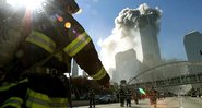 Bombeiro caminha rumo ao World Trade Center em 11 de setembro de 2001 (Foto: Jose Jimenez/Primera Hora/Correspondente)