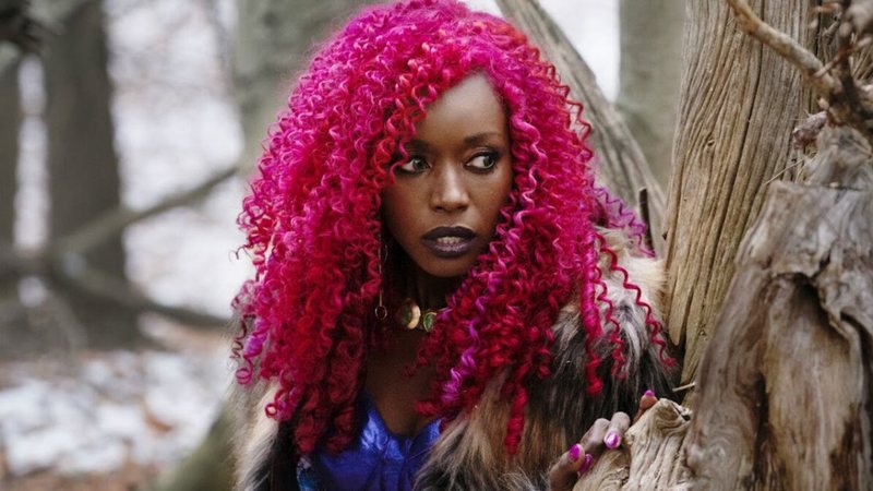 Anna Diop como Estelar em Titãs (Foto: Divulgação)