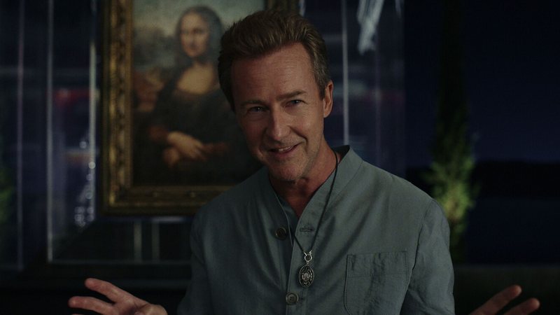 Edward Norton e Mona Lisa em Glass Onion: Um Mistério Knives Out (Foto: Divulgação/Netflix)