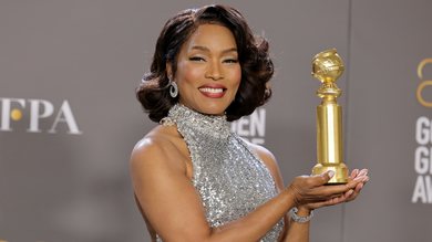 Angela Basset com seu Globo de Ouro (Foto: Getty Images)