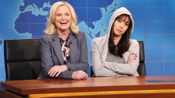 Amy Poehler e Aubrey Plaza no Saturday Night Live (Foto: Divulgação)