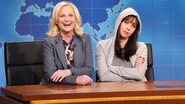 Amy Poehler e Aubrey Plaza no Saturday Night Live (Foto: Divulgação)