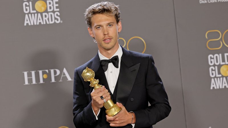 Austin Butles após ganhar Globo de Ouro por Elvis (Foto: Amy Sussman/Getty Images)