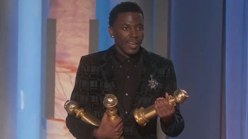 O comediante Jerrod Carmichael apresentou a 80° edição do Globo de Ouro na noite de ontem, 10. (Foto: reprodução/Variety)