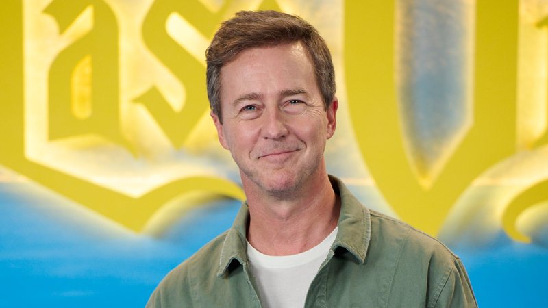 Edward Norton em tapete vermelho da Netflix (Foto: Getty Images)