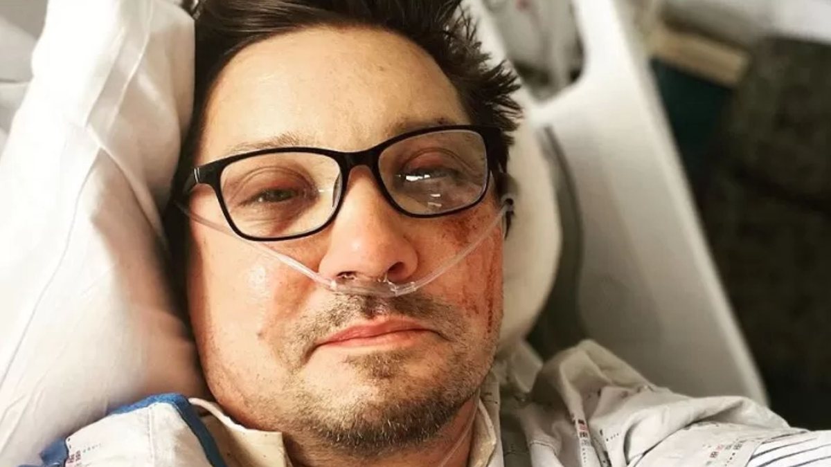 Jeremy Renner durante recuperação do acidente com limpa-neve (Foto: Reprodução/Instagram)