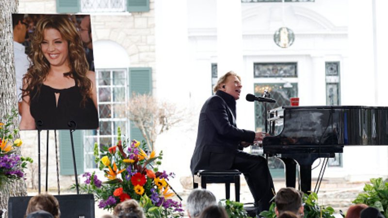 Axl Rose cantou "November Rain" para homenagear Lisa Marie Presley (Foto: Jason Kempin/Getty Images)