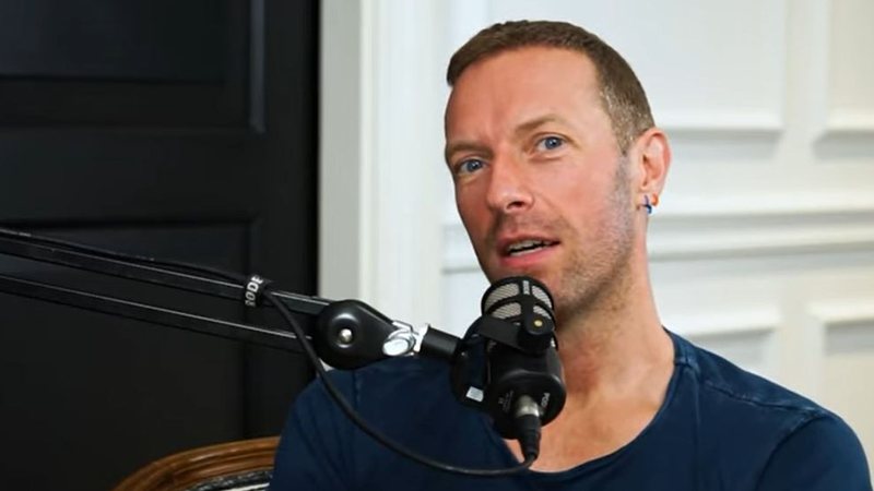 Chris Martin durante entrevista ao Vênus Podcast (Foto: reprodução/YouTube)