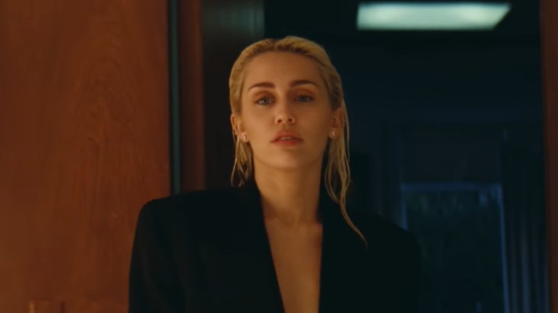 Miley Cyrus no clipe de "Flowers" (Foto: Divulgação)