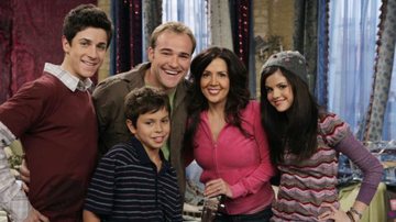 Selena Gomez e elenco de Os Feiticeiros de Waverly Place (Foto: Divulgação)