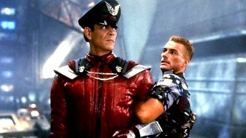 Raul Julia e Jean-Claude Van Damme em Street Fighter: A Batalha Final (Reprodução)