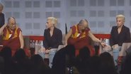 Dalai Lama é novamente criticado por assédio; vídeo mostro o líder religioso tentando tocar partes íntimas de Lady Gaga (Foto: reprodução/redes sociais)