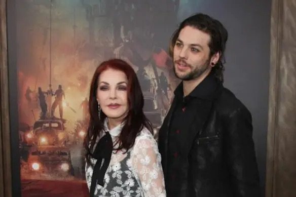 Priscilla Presley e Navarone Garibaldi (Foto: Reprodução/Twitter)