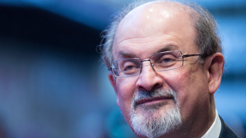 Salman Rushdie é um autor britânico-indiano e foi atacado com facadas em agosto de 2022  (Foto: Ben Pruchnie/Getty Images)