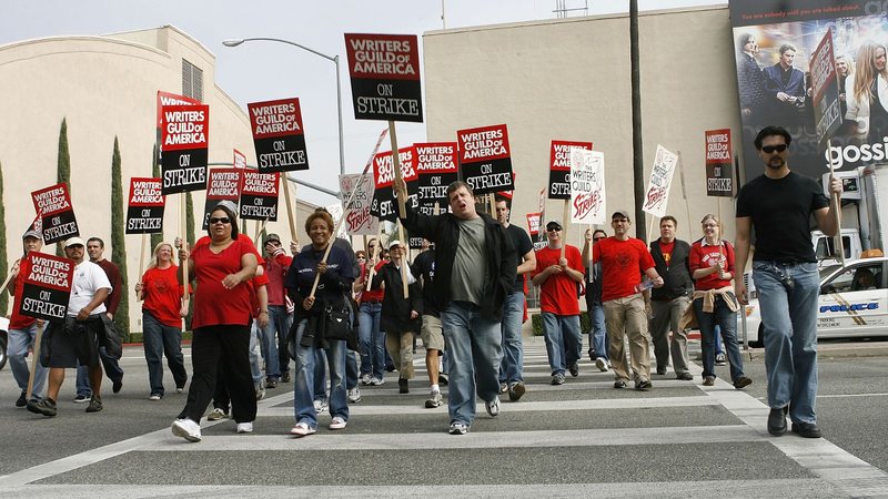 Roteiristas de Hollywood em greve (Foto: Charley Gallay / Getty Images)