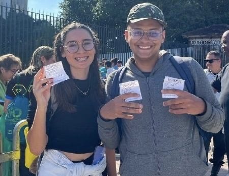 Pedro Henrique e sua amiga após conseguirem comprar os ingressos (foto: Filipe Pavão/UOL /Splash)