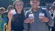 Pedro Henrique e sua amiga após conseguirem comprar os ingressos (foto: Filipe Pavão/UOL /Splash)