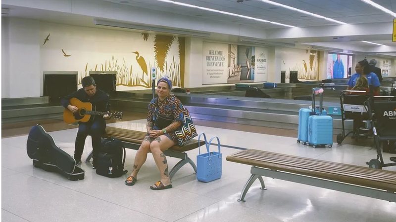 Noel Gallagher em aeroporto (Foto: Reprodução / Samantha Whates)