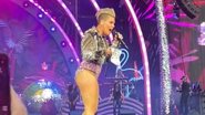 Um fça jogou as cinzas da mãe no palco durante a apresentação de P!nk em Londres (Foto: reprodução/redes sociais)