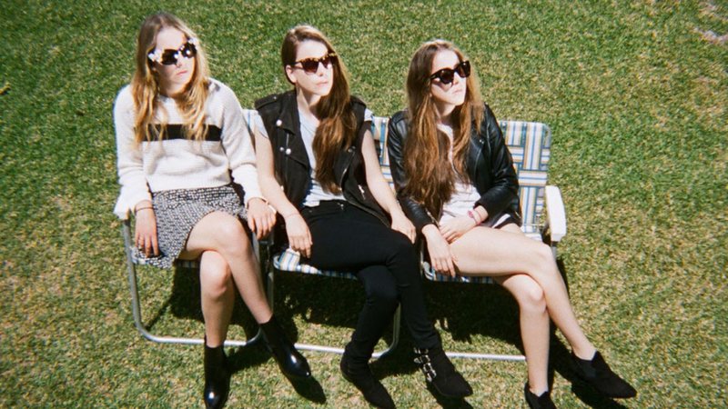 HAIM na capa de 'Days Are Gone' (Reprodução)