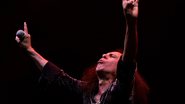 Ronnie James Dio fazendo o símbolo com as mãos (foto: getty images)