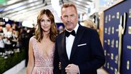 Christine Baumgartner e Kevin Costner (Foto: Dimitrios Kambouris/Getty Images for WarnerMedia)