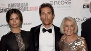 Camila Alves McConaughey, Matthew McConaughey e Kay McConaughey (Foto: Jason Merritt/Getty Images)