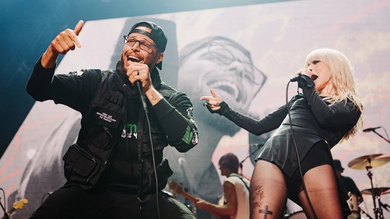 Stephen Curry ao lado de Hayley Williams, vocalista do Paramore (Foto: Skylar Greene / Getty Images)