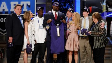 Michael Oher e família adotiva inspiraram o filme Um Sonho Possível (Foto: Jeff Zelevansky/Getty Images)