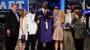 Michael Oher e família adotiva inspiraram o filme Um Sonho Possível (Foto: Jeff Zelevansky/Getty Images)