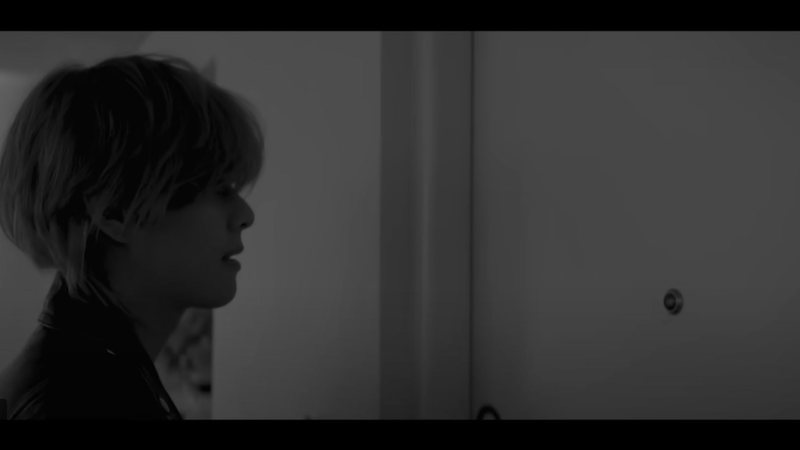 V no teaser de "Blue" ( Reprodução/YouTube)