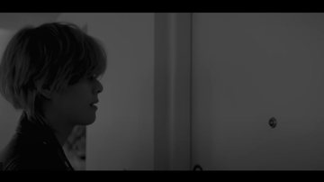 V no teaser de "Blue" ( Reprodução/YouTube)