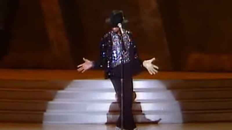 Michael Jackson em apresentação transmitia pela NBC em 25 de março de 1983 (Foto: reprodução/ YouTube)