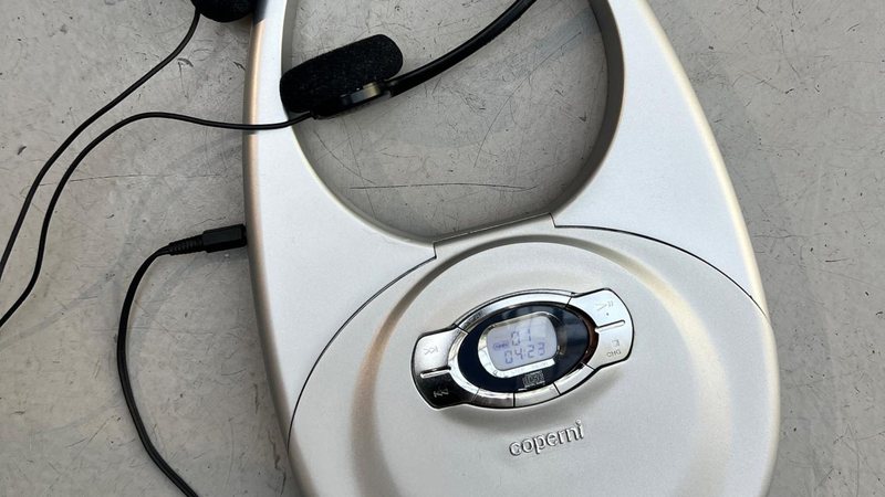 CD-PLAYER Swipe Bag, que imita discman, da Coperni (Foto: Reprodução/Instagram)