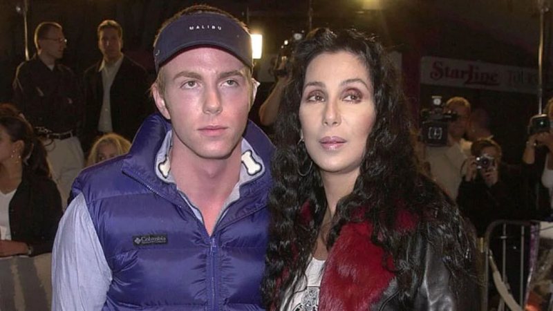 Cher com filho caçula Elijah Blue Allman em 1980 (Foto: Getty Images)